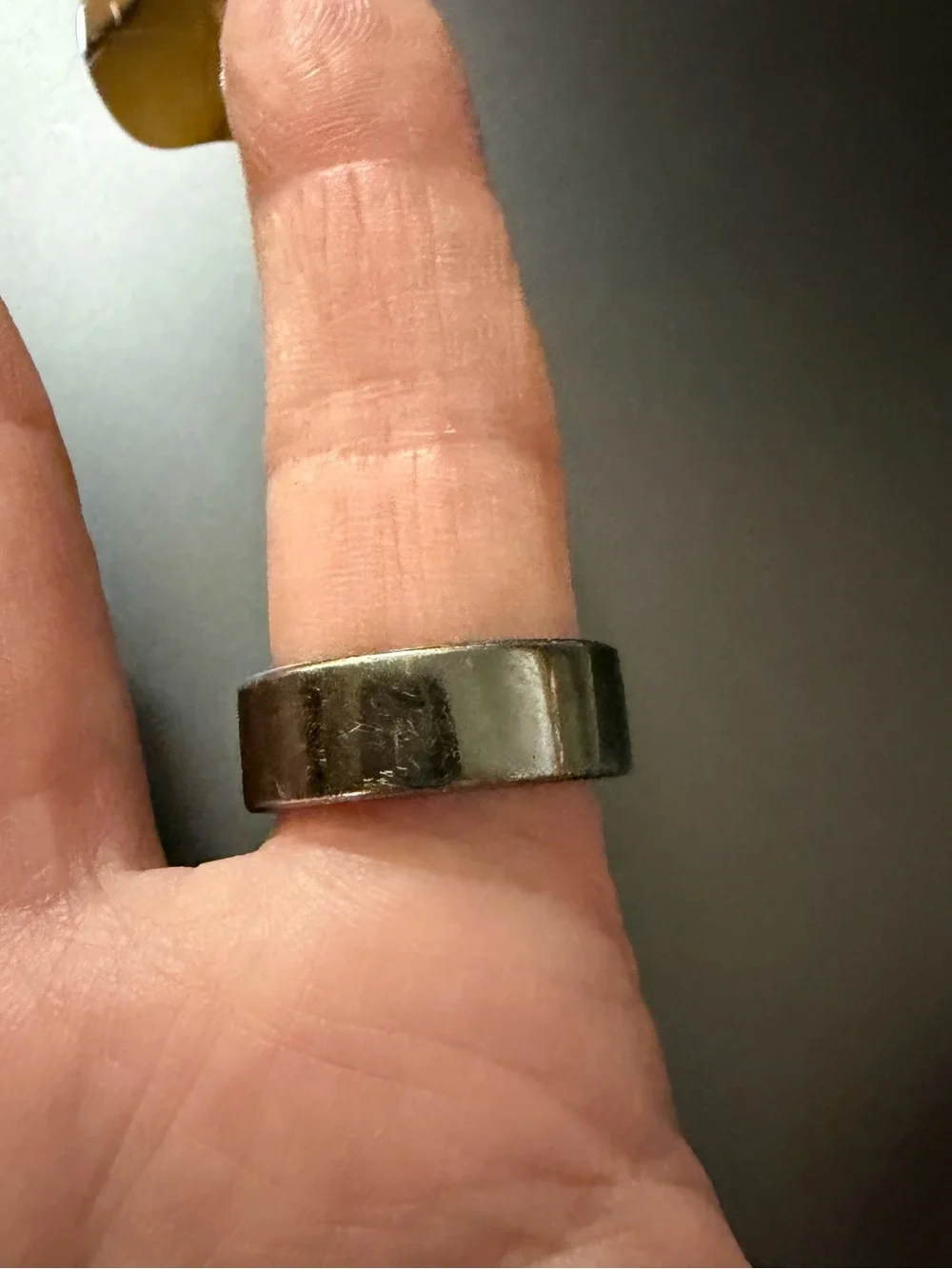 Oura Black Round Magnetic Ring Charger with White LED
